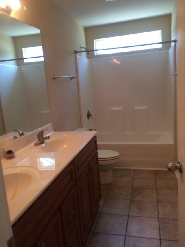 Building Photo - Available in September: 4 Bedroom 2 Bathro...