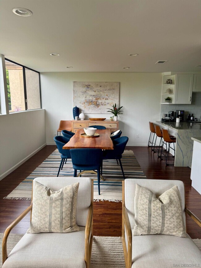 Building Photo - 2420 Torrey Pines Rd