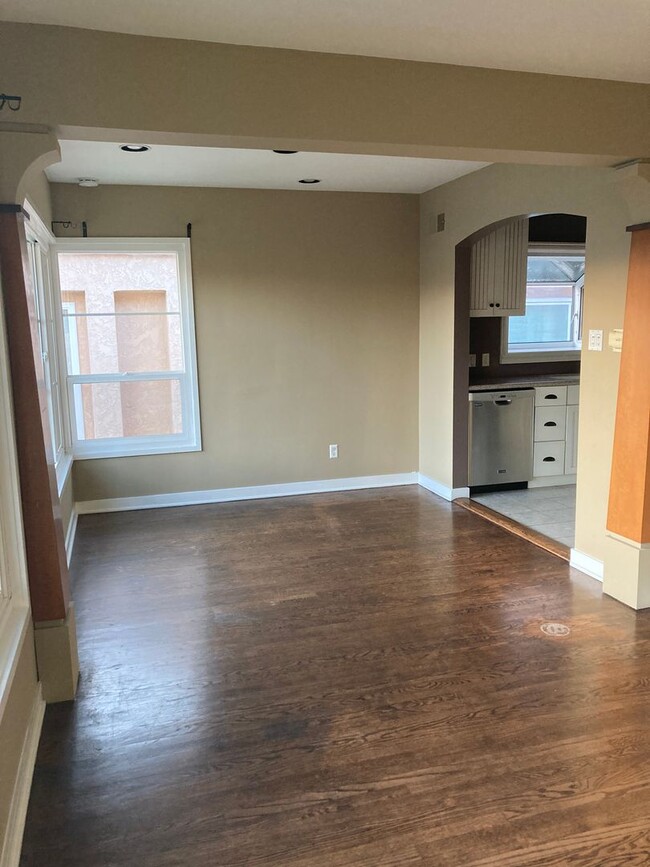 Building Photo - Available Now- 2bed/1.5 bath second floor ...