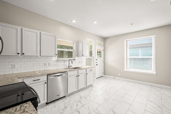 Building Photo - For Rent! Updated Single Story in Sonoma R...