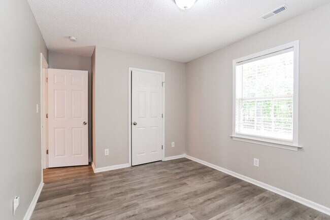 Building Photo - 3112 Queensdale Dr