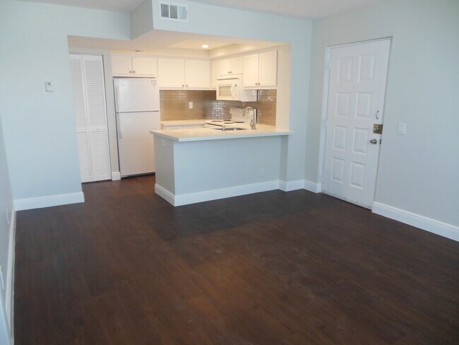 Building Photo - ONE BEDROOM ONE BATHROOM! WATERFRONT COMMUNITY!