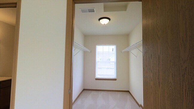 Building Photo - 3 Bedroom 2 Bathroom Condo Style Upper is Available