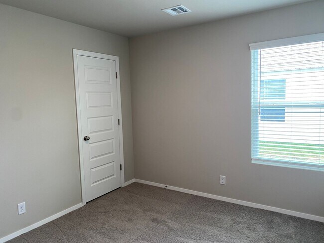 Building Photo - Welcome to your beautiful 4 bedroom, 2 bath home in Broken Arrow School district!