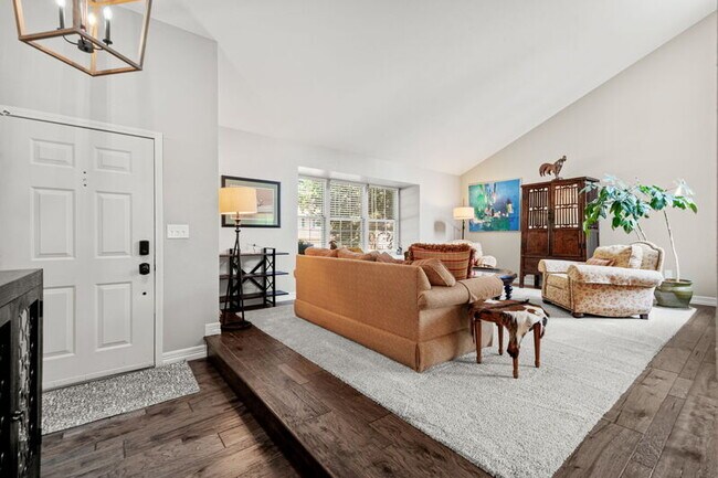 Building Photo - 8040 S Jasmine Cir
