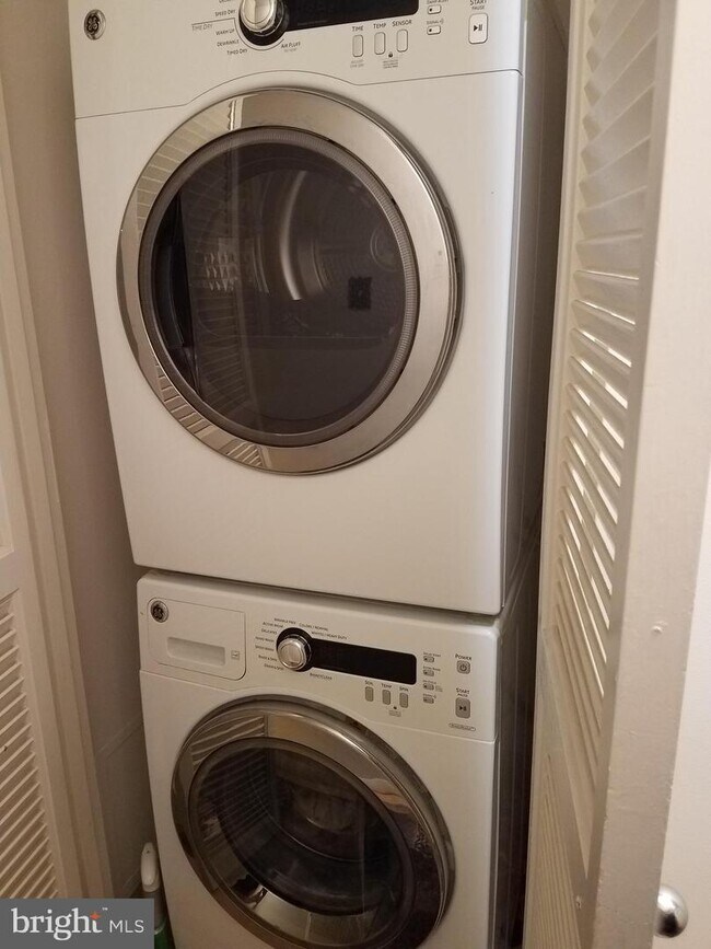 Building Photo - 1808 Old Meadow Rd