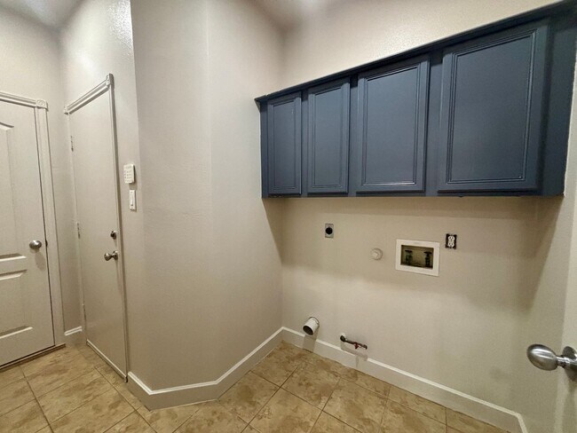 Building Photo - 4-Bed Home in Gated Community with Amenities