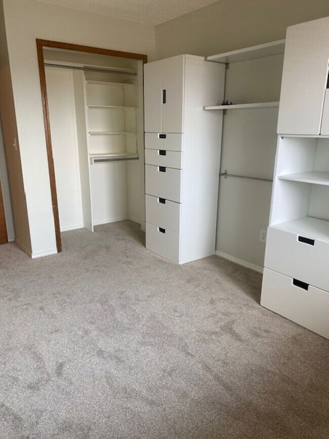 Building Photo - 3 Bedroom Tri-level in Woodland Hills