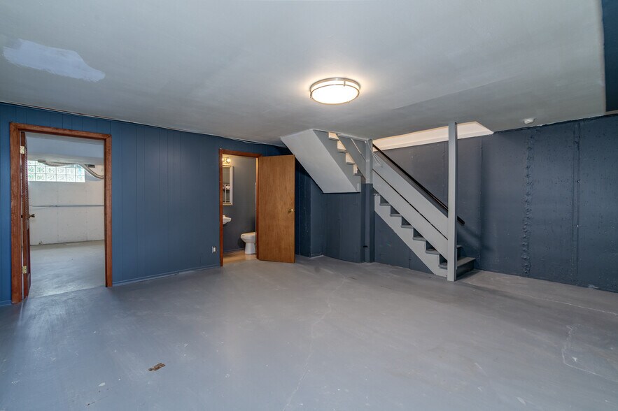Building Photo - 231 W Washington Ave