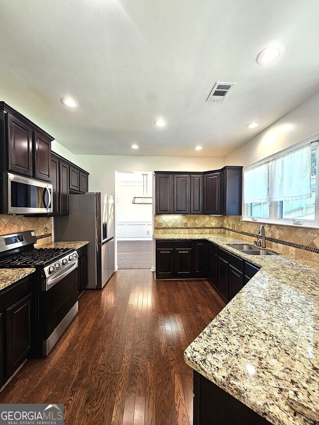 Building Photo - 10805 Pinewalk Forest Cir