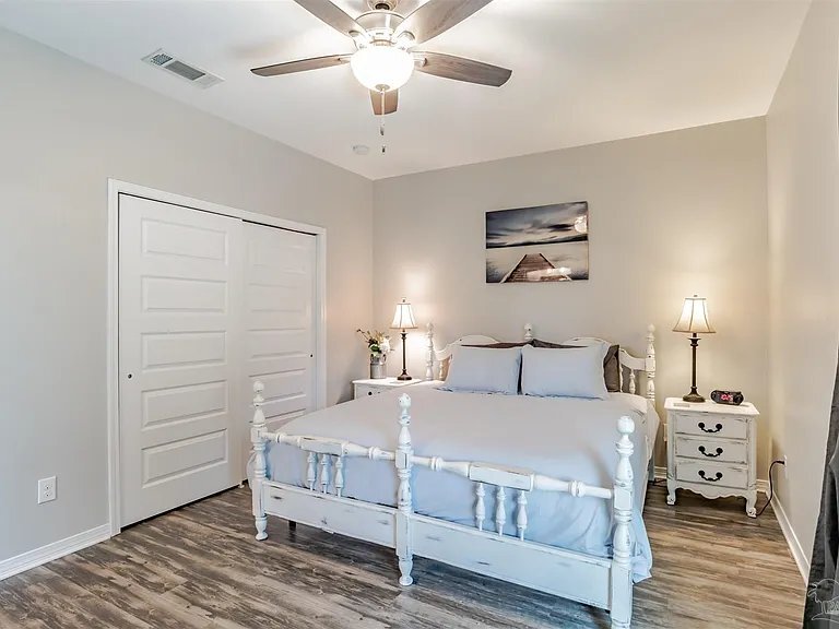 Building Photo - 804 W Belmont St