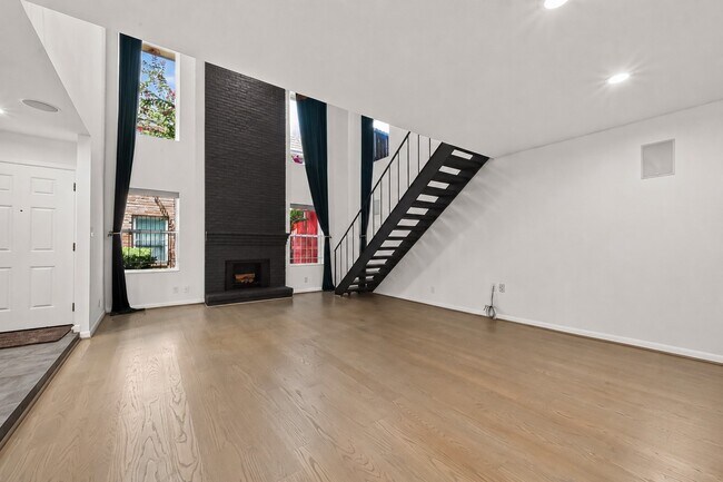 Building Photo - 5524 Beverly Hill St