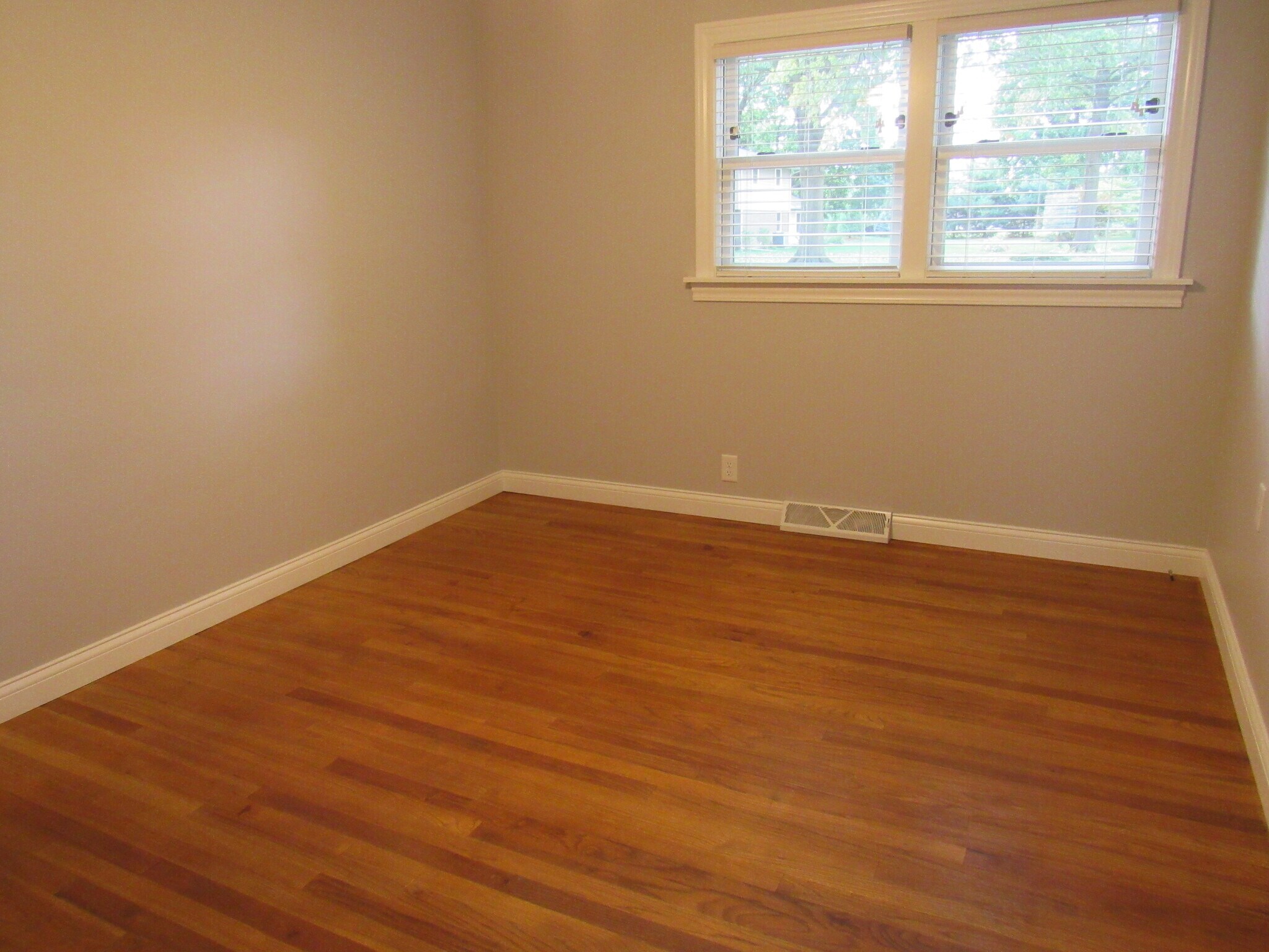 Building Photo - 233 Manor Dr