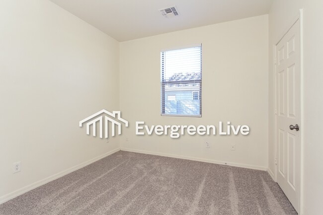 Building Photo - 524 S 4th St