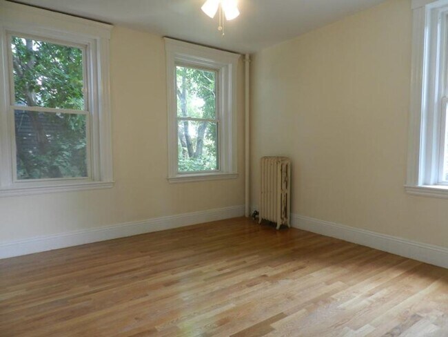 Building Photo - ALLSTON 2BED / 1BATH WITH HEAT AND HW FOR SEPTEMBER 2026