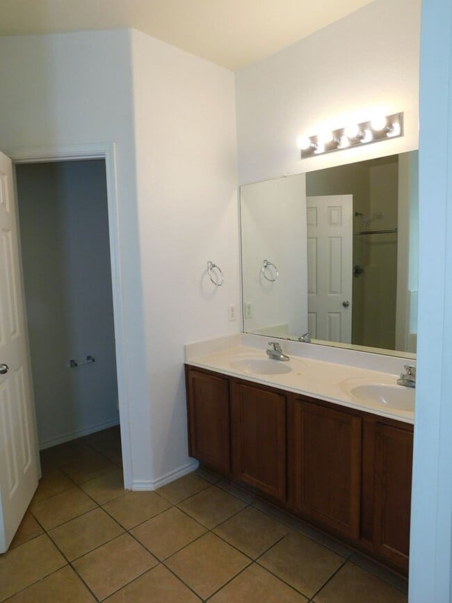 Building Photo - Large 4 bed house with master downstairs and 2 car garage on a cul- de-sac. Golf course community...