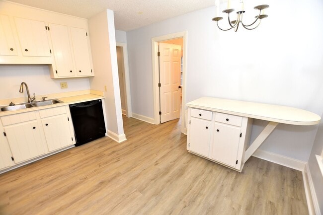 Building Photo - 1048 Ridgemeadow Ln