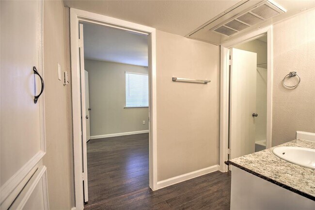 Building Photo - 5656 Live Oak St