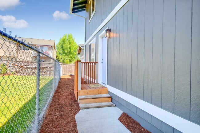 Building Photo - Beautiful 2 Bedroom 2.5 Bath Home In Everett!