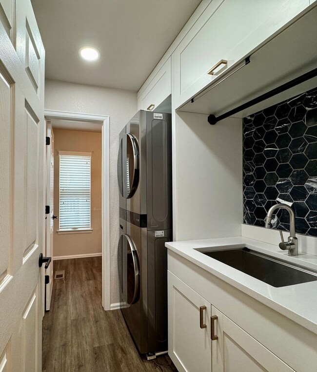 Building Photo - Beautiful & Updated 4 Bedroom / 3.5 Bath Home – Available Now!