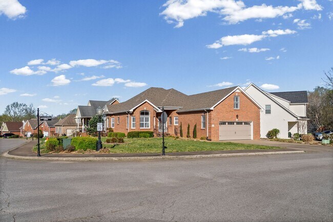Building Photo - 3 Bedroom 2 Bath Pet Friendly Home For Rent with Community Pool Access!