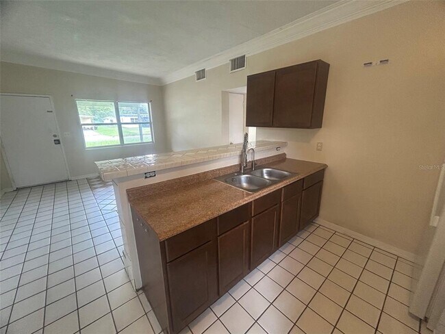 Building Photo - 127 Country Club Dr