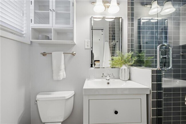 Building Photo - 2070 Drew Valley Rd NE