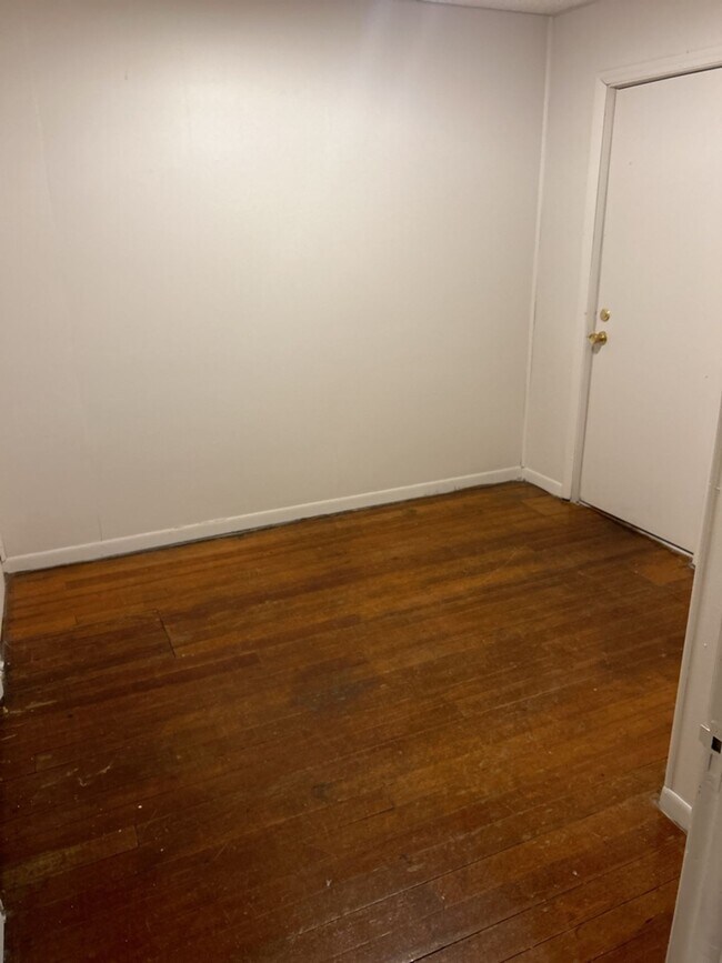 Building Photo - 736 1/2 Massachusetts St