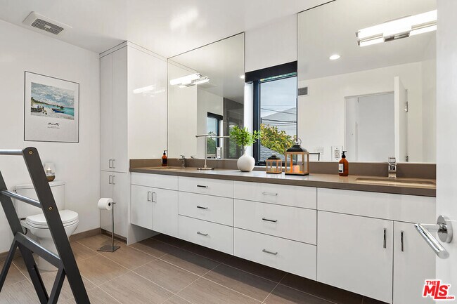 Building Photo - 1306 Cabrillo Ave