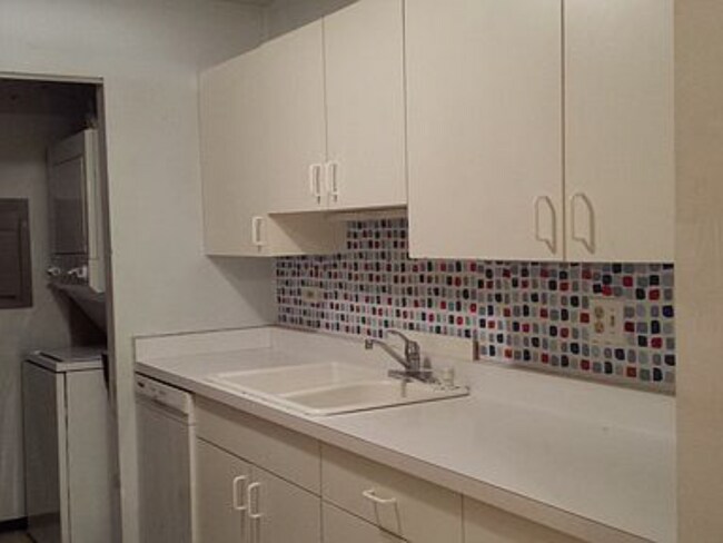 Kitchen cabinet - 800 N Lakeside Dr, 2B