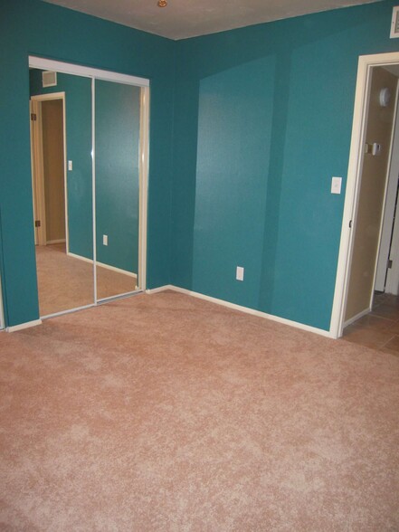 primary bedroom - 4026 E Carson Rd