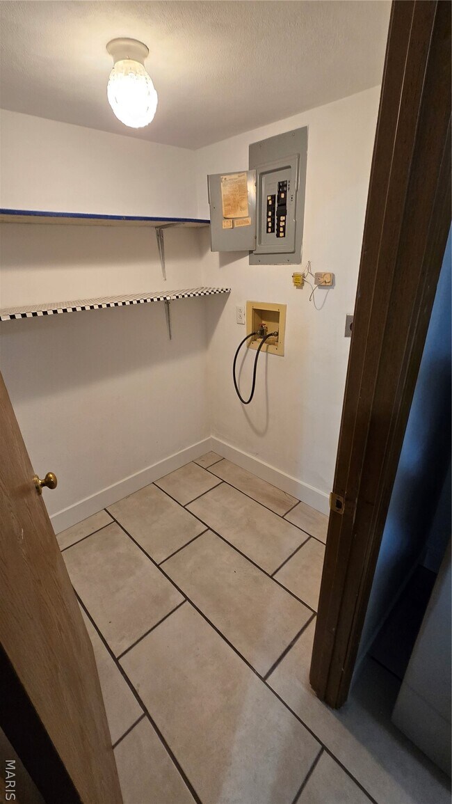 Building Photo - 13 Yorkshire Ln