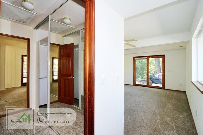 Building Photo - 3180 Wilshire Dr