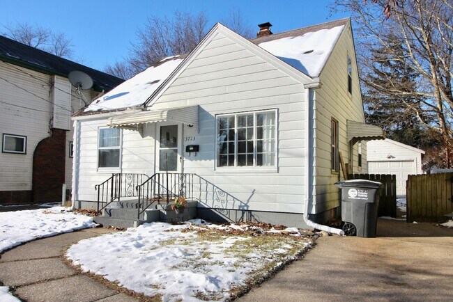 Building Photo - 3 bedroom house for rent