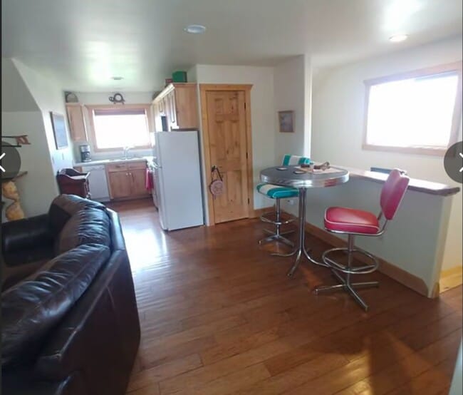Building Photo - Fully Furnished Western Apartment Near Col...