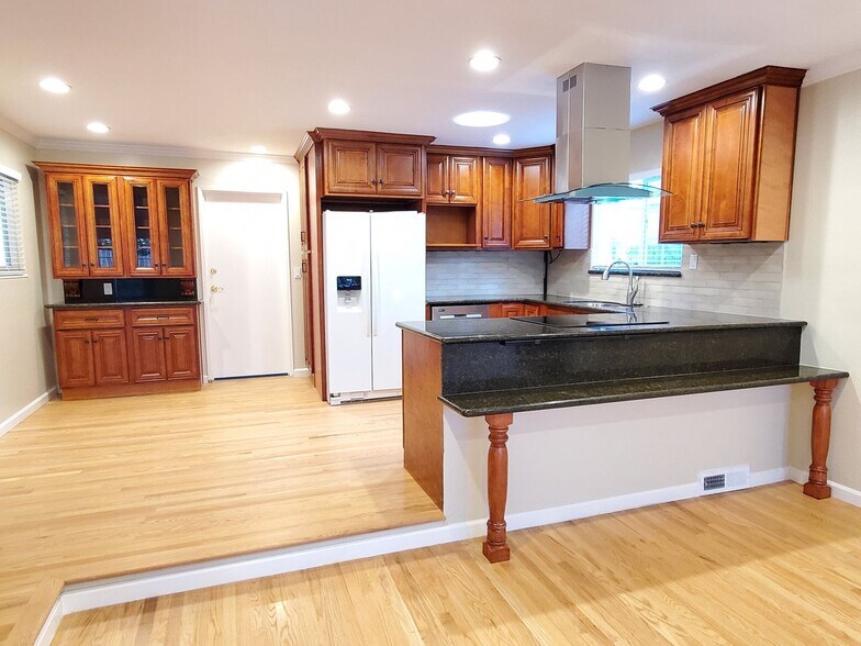 Building Photo - 6211 Cloverhill Dr