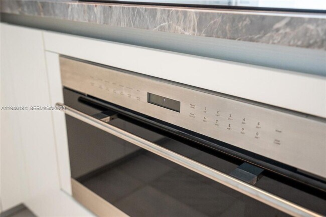 Building Photo - 700 NE 26th Terrace