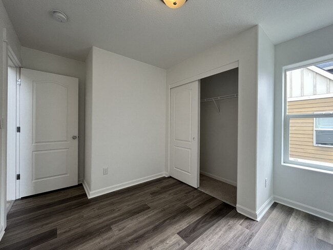 Building Photo - Bright End-Unit Townhouse with a Loft & Covered Patio