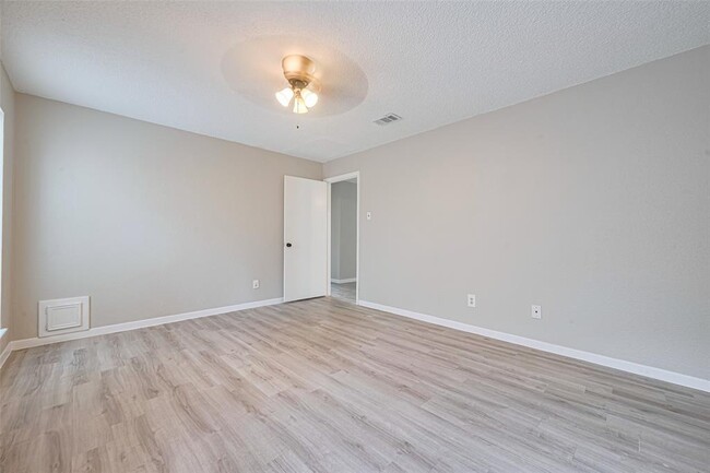 Building Photo - 6822 Stonewater