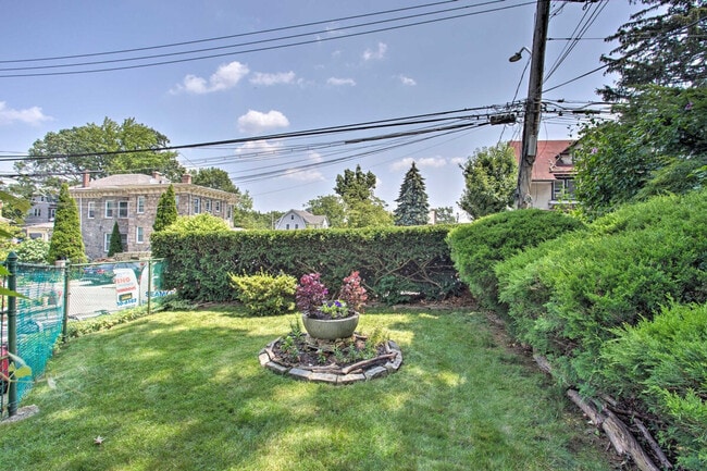 Building Photo - 52 Lewis Pkwy