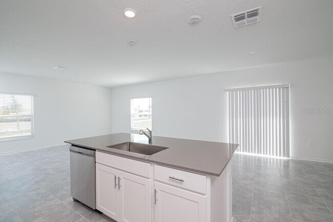 Building Photo - 2821 Armstrong Ave