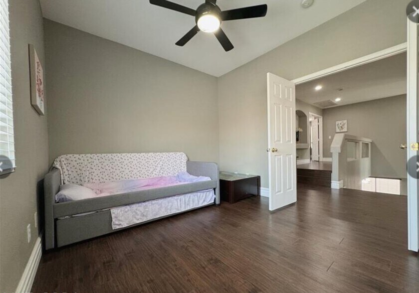 Huge bedroom - 9848 Sonora Bend Ave