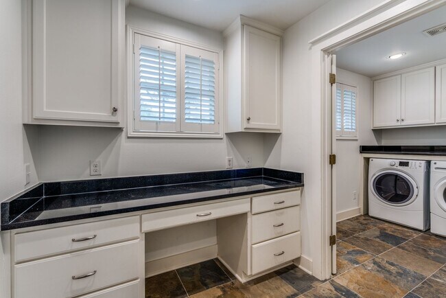 Building Photo - TERRELL HILLS 3-BEDROOM, SINGLE STORY