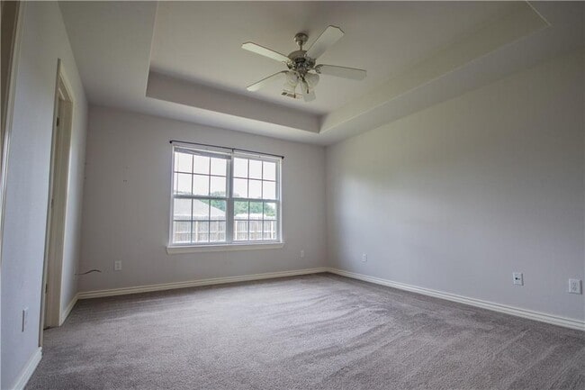 Building Photo - 325 Washburn Dr