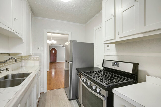 Building Photo - 5924 La Vista Dr