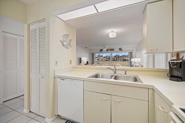 Building Photo - 880 Bird Bay Dr W