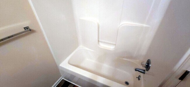 Building Photo - Great one level home close to shopping and highway