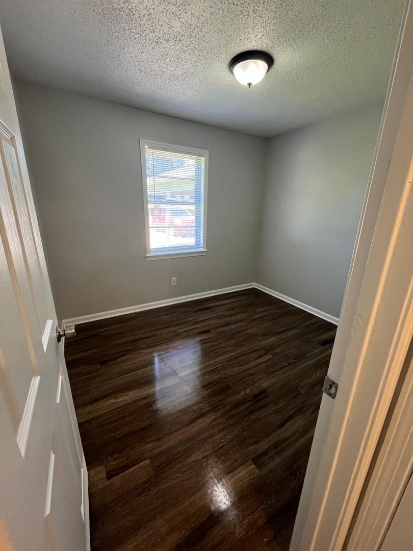 Building Photo - 708 Mohawk Ave