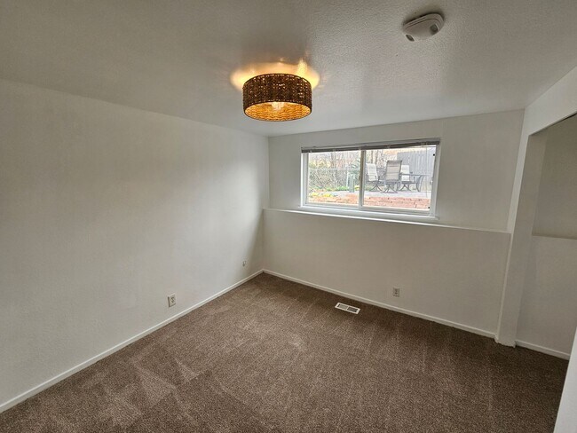 Building Photo - Close to Sugar House Park 2 Bd 1 Ba Basement Duplex