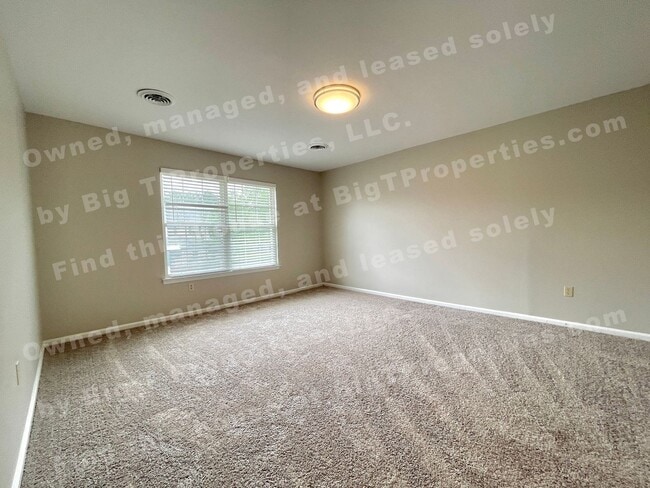 Building Photo - Large 4 bedroom 2.5 bath 2 car garage hous...